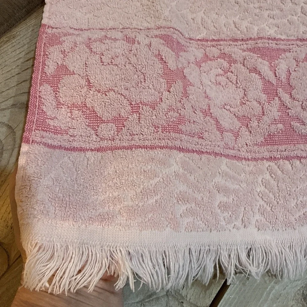 Cannon Royal Family Vtg Pink Rose RETRO SCULPTED PINK flower Bathroom Hand towel